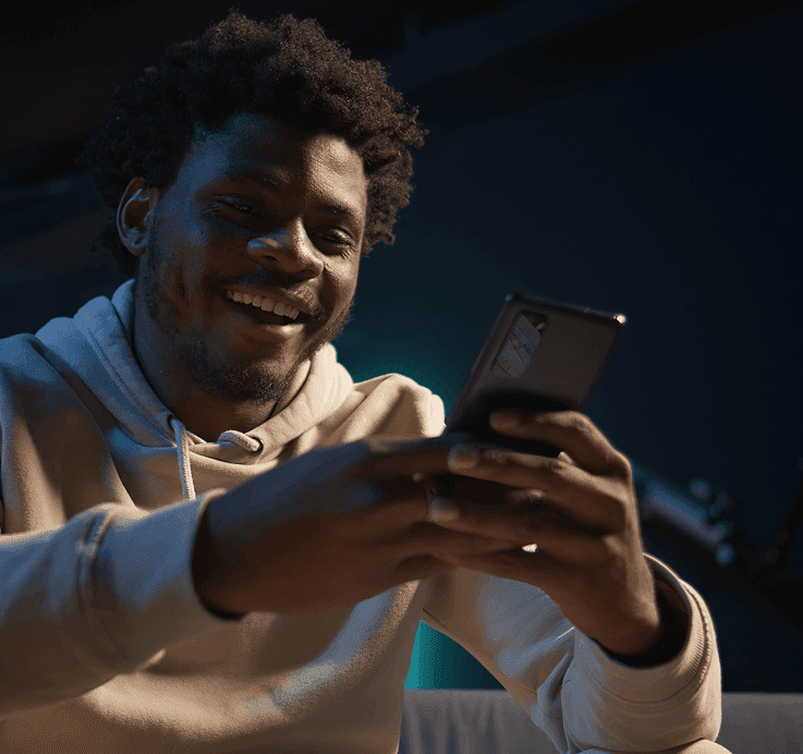 Homem usando smartphone com tecnologia de conciliação financeira