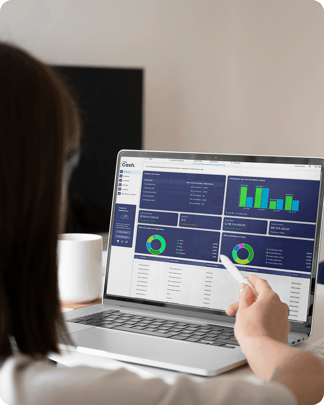 Pessoa usando laptop mostrando dashboard de infraestrutura para crédito e mercado de capitais